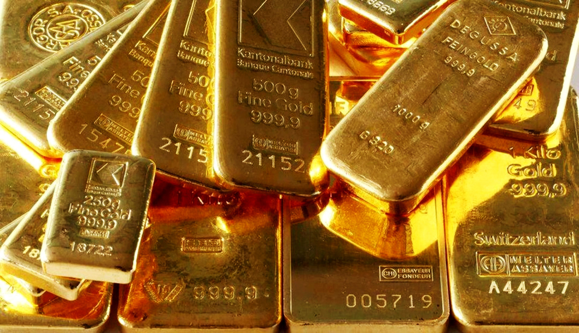 Giá vàng thế giới tăng cao kỷ lục tuần trước, ở mức trên 2.400 USD/ounce - Ảnh: REUTERS
