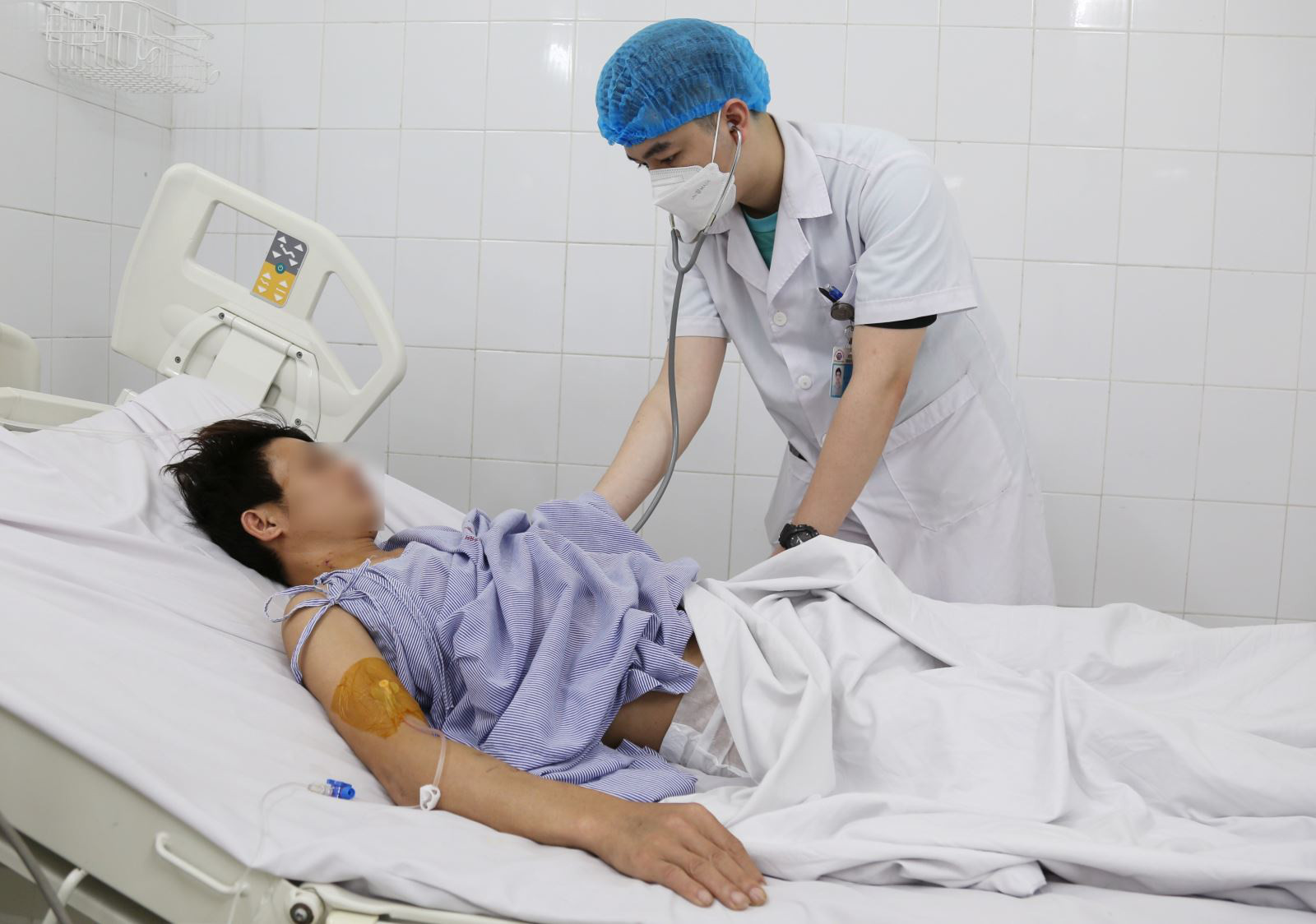 Thăm khám cho bệnh nhân thuyên tắc động mạch phổi tại Bệnh viện Đa khoa Quảng Ninh - Ảnh: BVCC