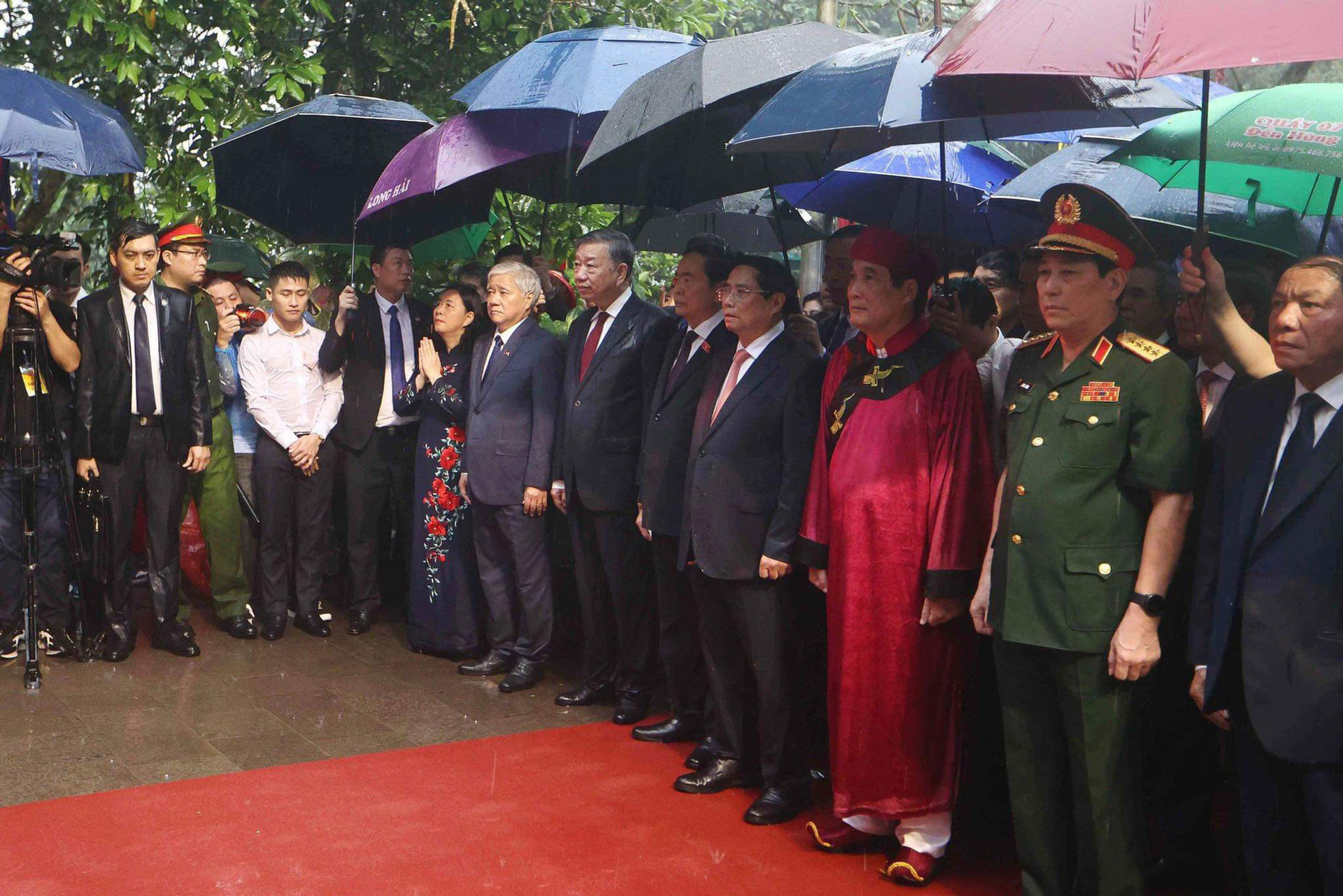 Thủ tướng Phạm Minh Chính cùng đại diện lãnh đạo Đảng, Nhà nước, tỉnh Phú Thọ dự lễ dâng hương - Ảnh: NGUYỄN KHÁNH