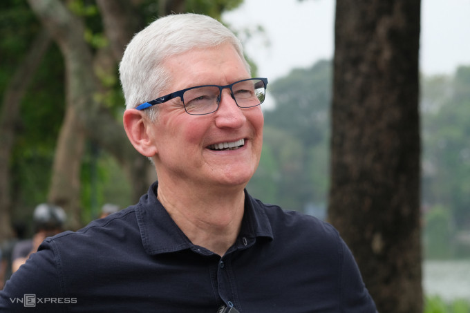 CEO Apple Tim Cook tại Hồ Gươm ngày 15/4. Ảnh: Tuấn Hưng
