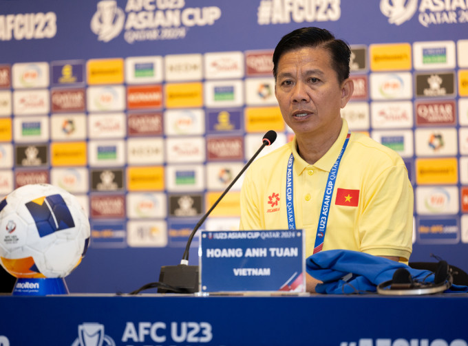 HLV Hoàng Anh Tuấn trả lời họp báo sau trận Việt Nam thắng Kuwait 3-1 tại giải U23 châu Á ngày 17/4. Ảnh: AFC