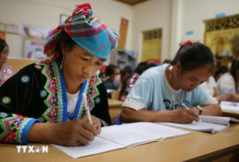 Các học viên tập viết chữ tại lớp xóa mù chữ tại bản Pho Lao Chải, xã Tả Lèng, huyện Tam Đường, tỉnh Lai Châu. (Ảnh: Quý Trung/TTXVN)