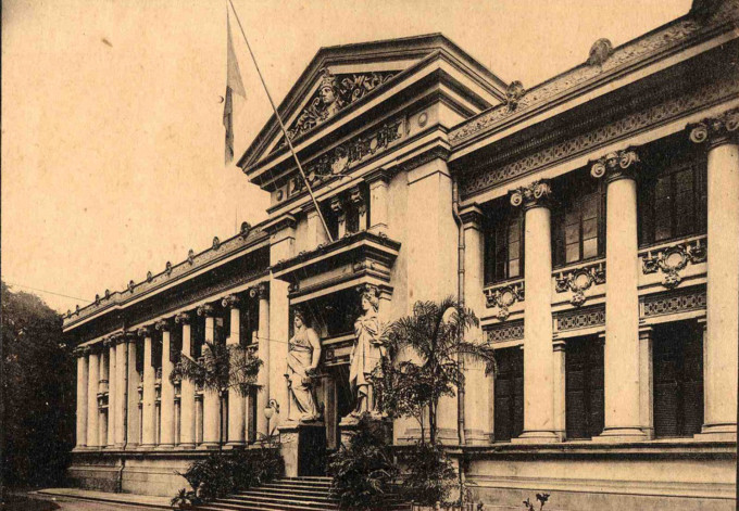 Dinh thống đốc Nam Kỳ (nay là bảo tàng thành phố), còn được gọi là dinh Gia Long vì nằm trên đường cùng tên, do kiến trúc sư người Pháp - Alfred Foulhoux thiết kế, được xây dựng từ năm 1885 đến năm 1890 theo phong cách kiến trúc gothic, phần mái mang dáng dấp Á Đông.