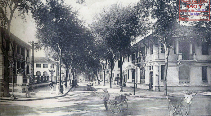 Góc phố Catinat - Lagrandière (Đồng Khởi - Lý Tự Trọng, quận 1 ngày nay). Con đường mệnh danh là cuống rốn của Sài Gòn xưa, dài chưa đầy một km nhưng tập trung nhiều cơ sở thương mại, khách sạn, đầu tiên của thành phố.