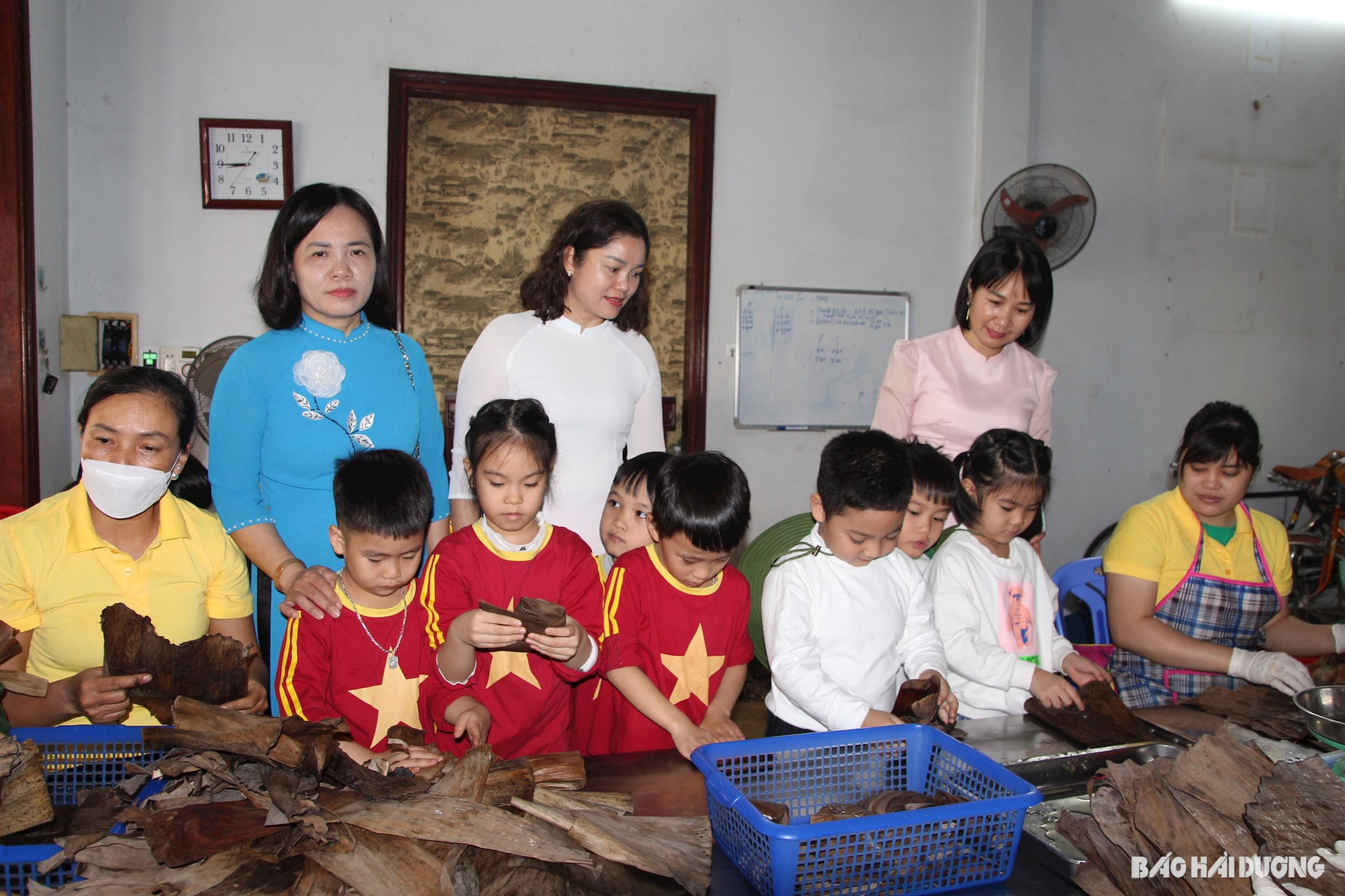 Ảnh trang trong: Học sinh mầm non ở Ninh Giang học làm bánh gai