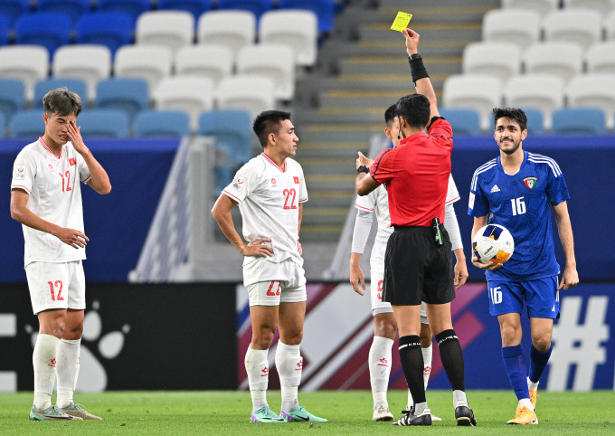 Tiền đạo Nguyễn Minh Quang (số 22) nhận thẻ vàng ở trận gặp Kuwait. Ảnh: AFC