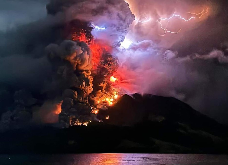 Núi lửa Ruang ở Bắc Sulawesi, Indonesia phun trào ngày 17/4/2024. (Ảnh: AFP/TTXVN)