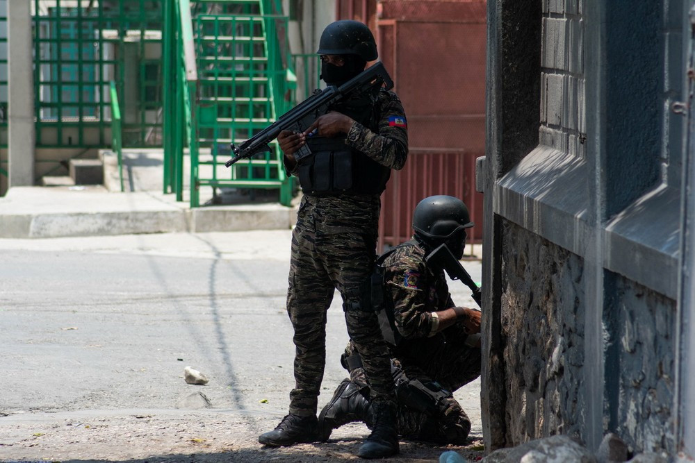 Cảnh sát Haiti gác trên đường phố thủ đô Port-au-Prince, ngày 8/4/2024. (Ảnh: AFP/TTXVN)