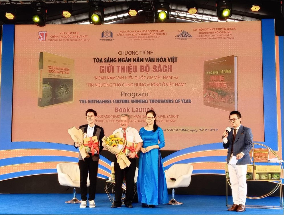 Bà Nguyễn Thị Quỳnh Nga, Giám đốc Chi nhánh Nhà xuất bản Chính trị quốc gia Sự thật tại Thành phố Hồ Chí Minh, trao tặng hoa cho hai diễn giả tham gia chương trình. (Nguồn: Nhà xuất bản Chính trị quốc gia Sự thật)
