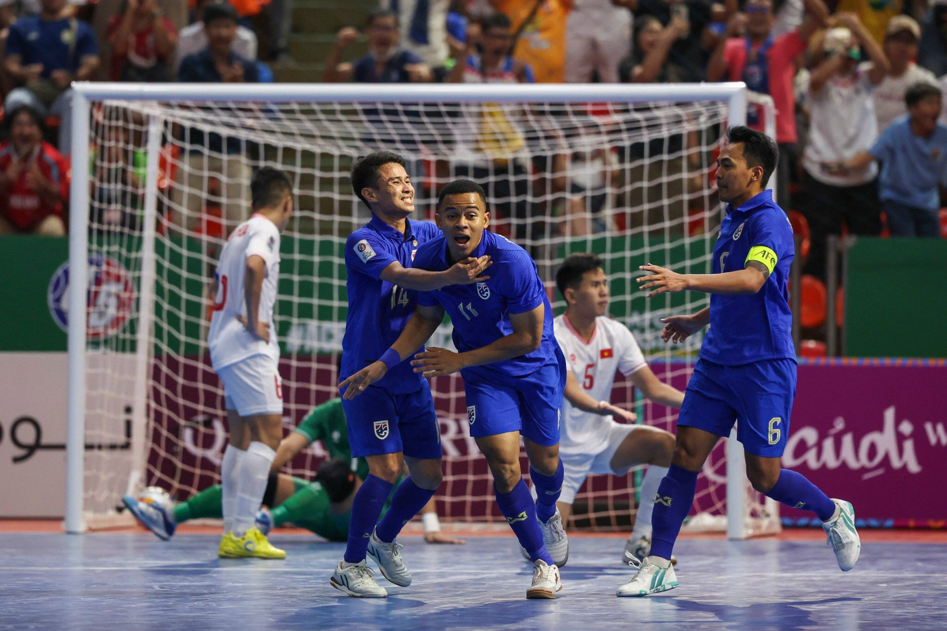 Thái Lan ăn mừng sau khi đưa bóng được vào lưới thủ môn Hồ Văn Ý - Ảnh: AFC