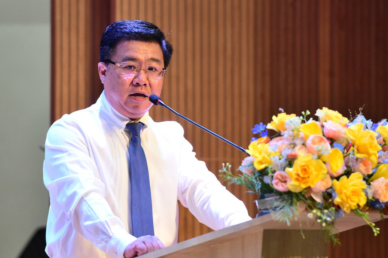 GS.TS Nguyễn Khắc Quốc Bảo - phó giám đốc Đại học Kinh tế TP.HCM, phát biểu tại chương trình tư vấn dành cho phụ huynh 