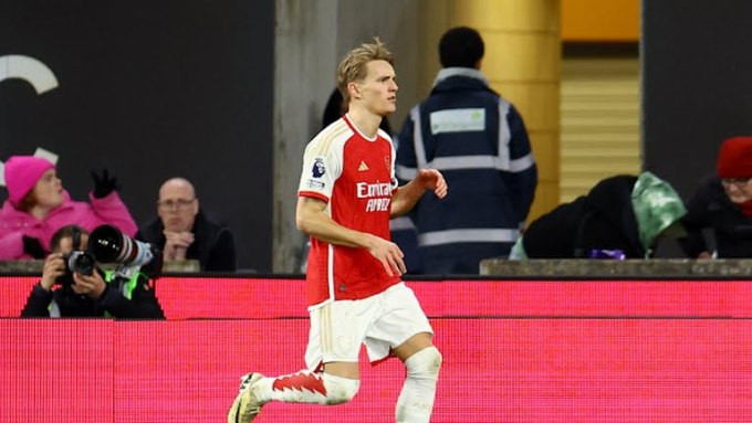 Odegaard mừng bàn ấn định chiến thắng 2-0 cho Arsenal. Ảnh: Reuters.
