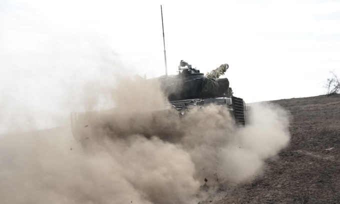 Xe tăng Ukraine di chuyển trên tiền truyến trong bức ảnh đăng ngày 20/4. Ảnh: Quân đội Ukraine