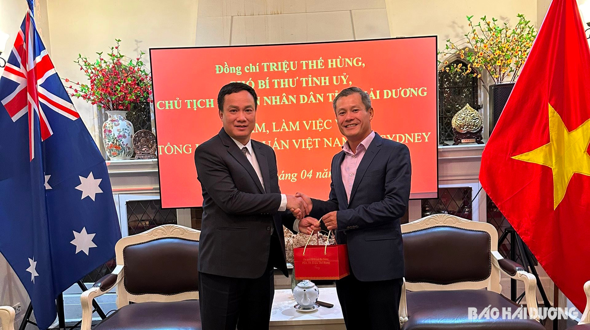 Đồng chí Triệu Thế Hùng, Phó Bí thư Tỉnh ủy, Chủ tịch UBND tỉnh Hải Dương tặng quà lưu niệm cho Tổng lãnh sự Việt Nam tại Sydney Nguyễn Đăng Thắng