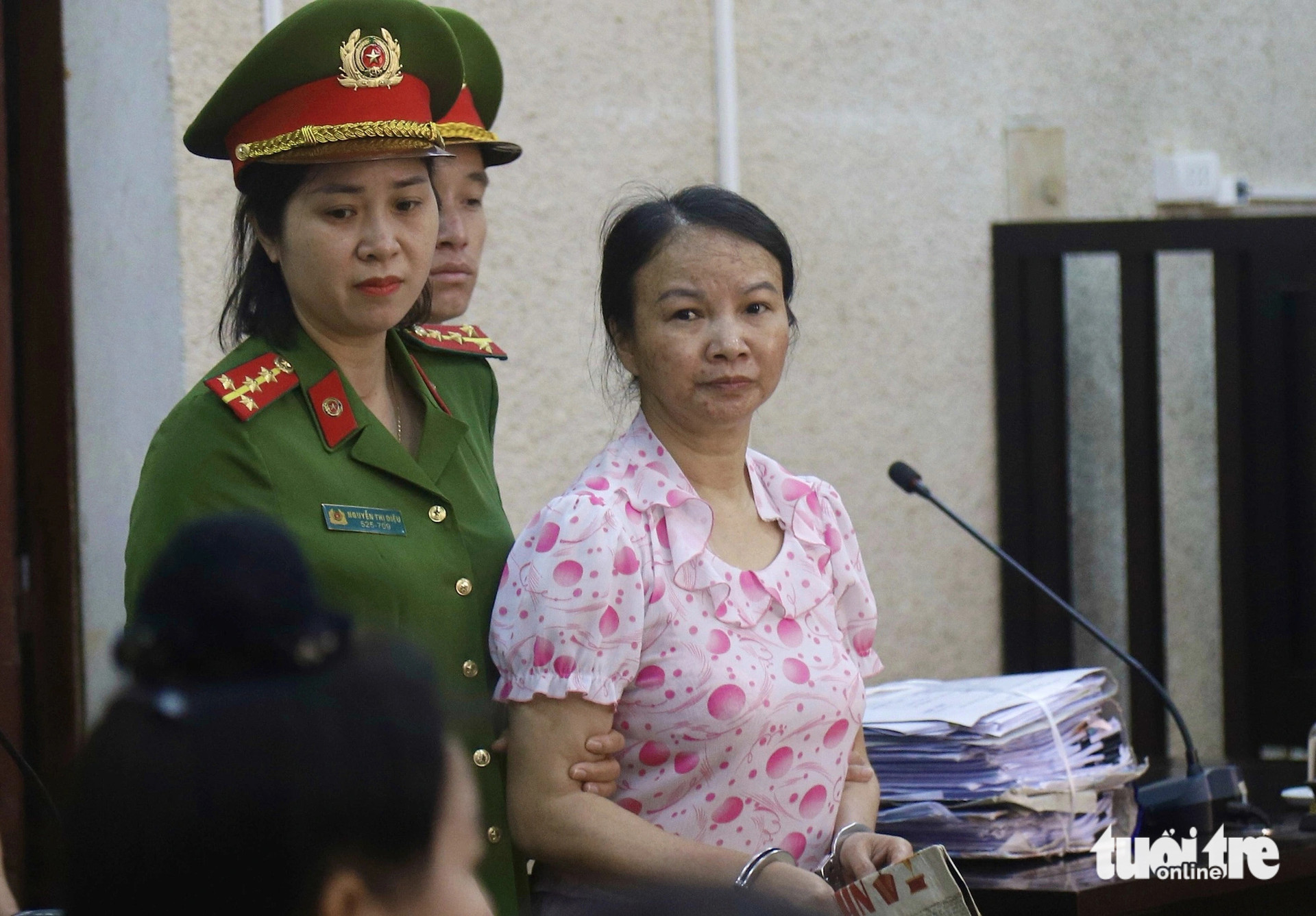 Bị cáo Trần Thị Hiền được dẫn giải đến tòa - Ảnh: DANH TRỌNG