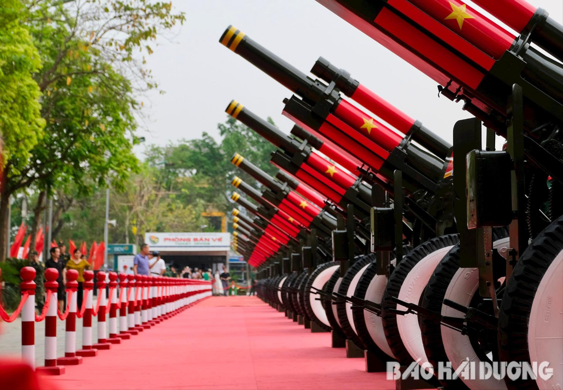 Nòng pháo được sơn Quốc kỳ Việt Nam trên nền xanh thẫm