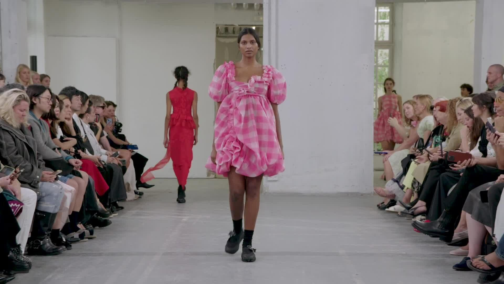 Các mẫu váy búp bê ở show Cecilie Bahnsen Xuân Hè 2024