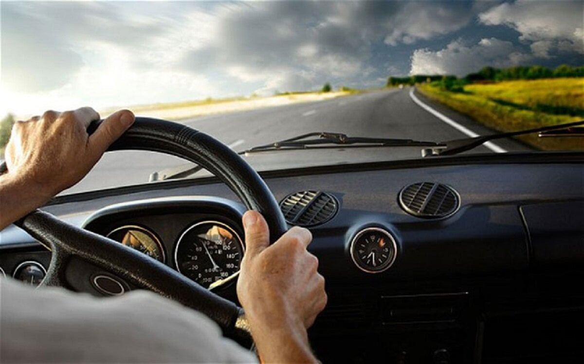 Kính giảm tốc là loại kính khiến người lái có cảm giác xe đi tốc độ chậm hơn thực tế. (Ảnh minh họa: anycar.vn).