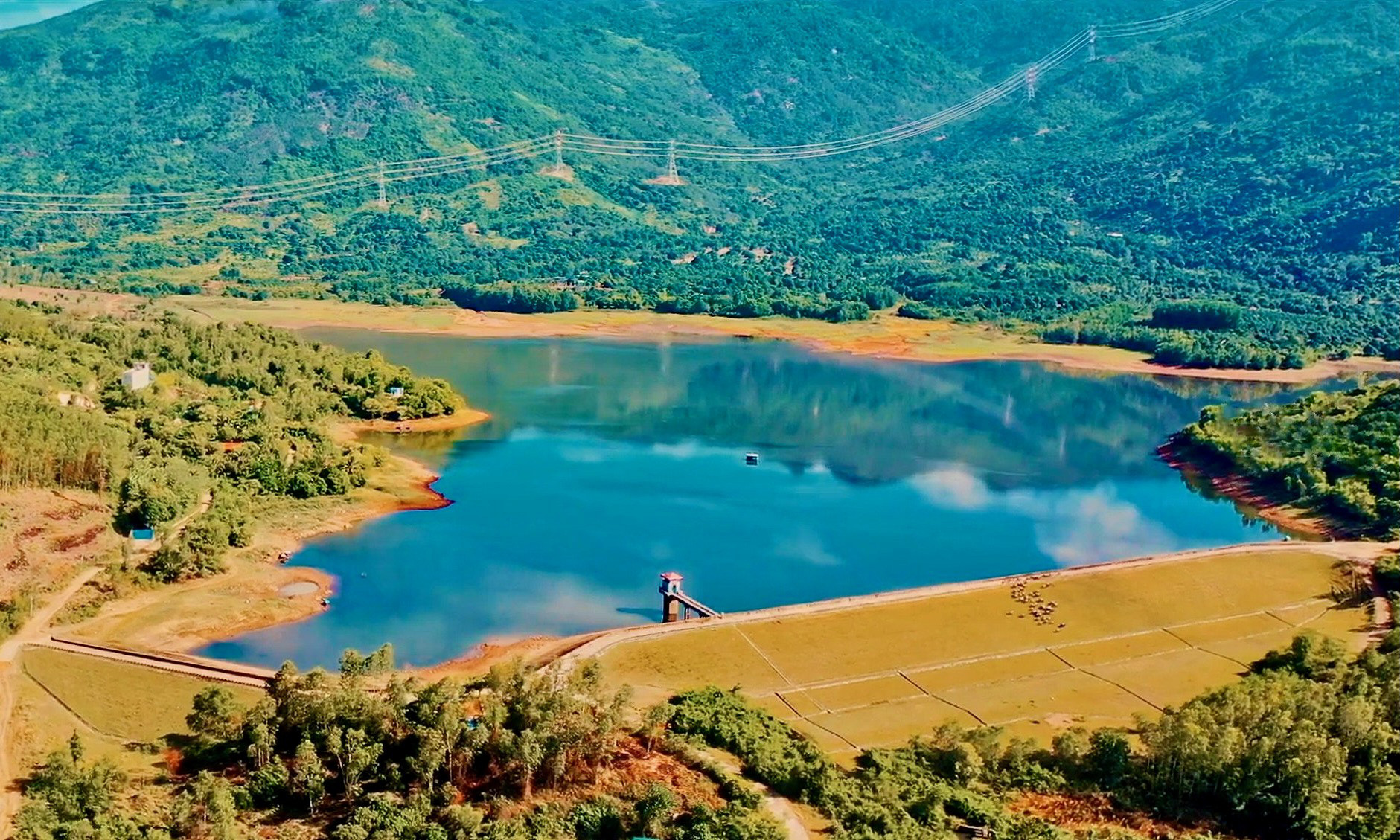 Hồ Am Chúa với màu nước trong xanh - Ảnh: MINH CHIẾN