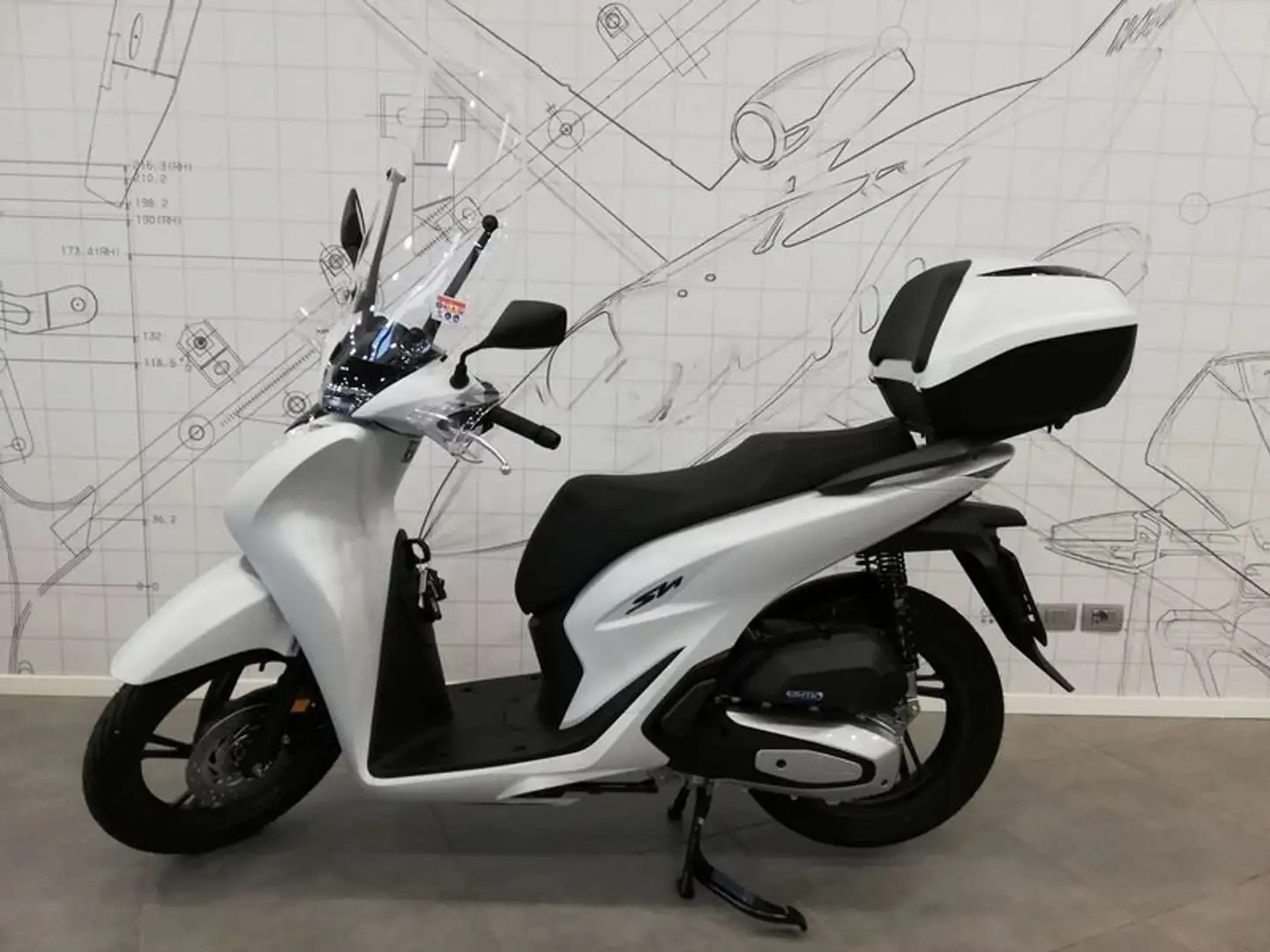 Honda SH 2024 thêm màu mới sang chảnh, giá quy đổi 98 triệu đồng- Ảnh 1.