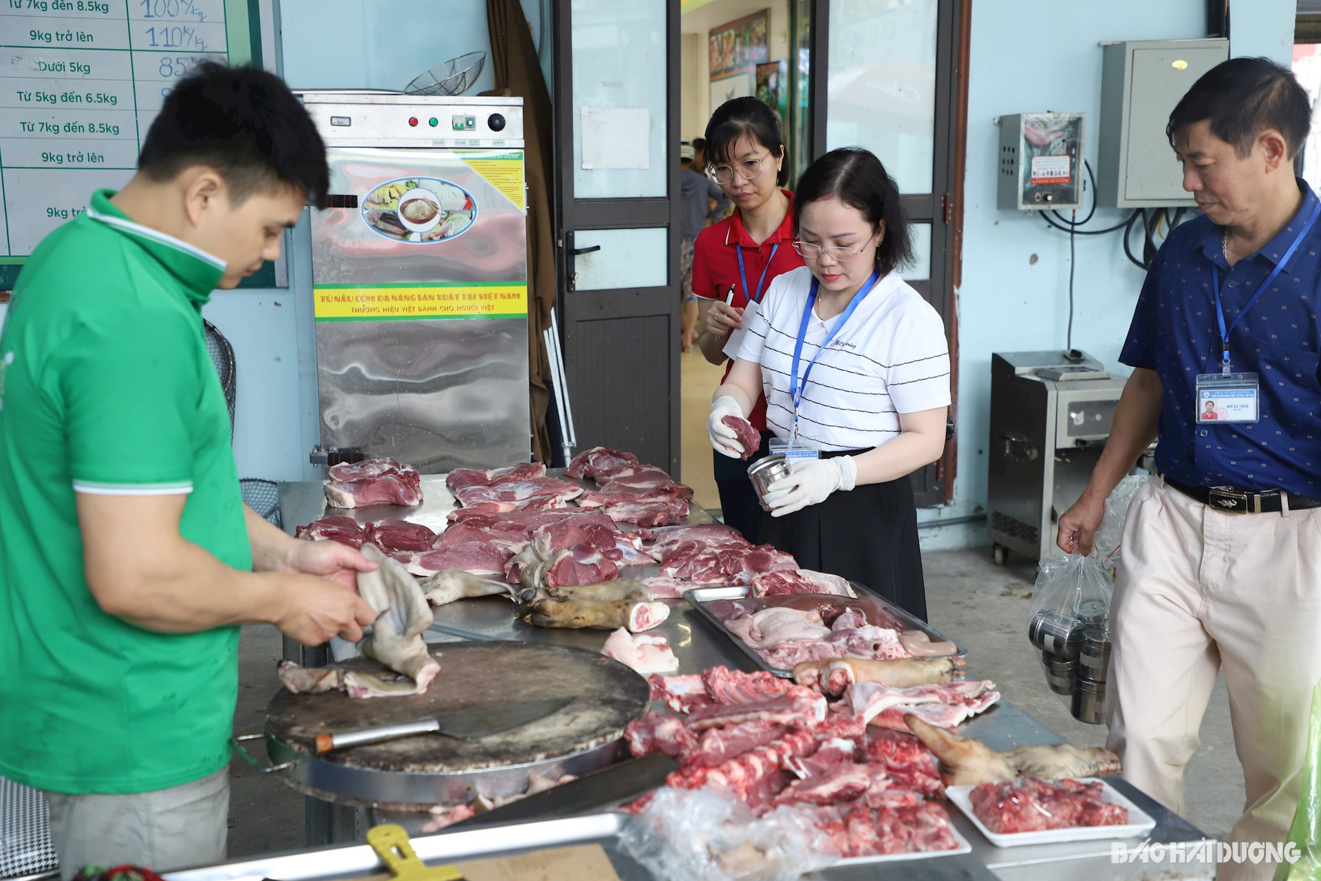 Đoàn lấy mẫu thịt lợn tại gian hàng bán thịt lợn của Hợp tác xã Liên kết chuỗi nông sản COCOFOOD ở phố Phạm Sư Mệnh (TP Hải Dương)