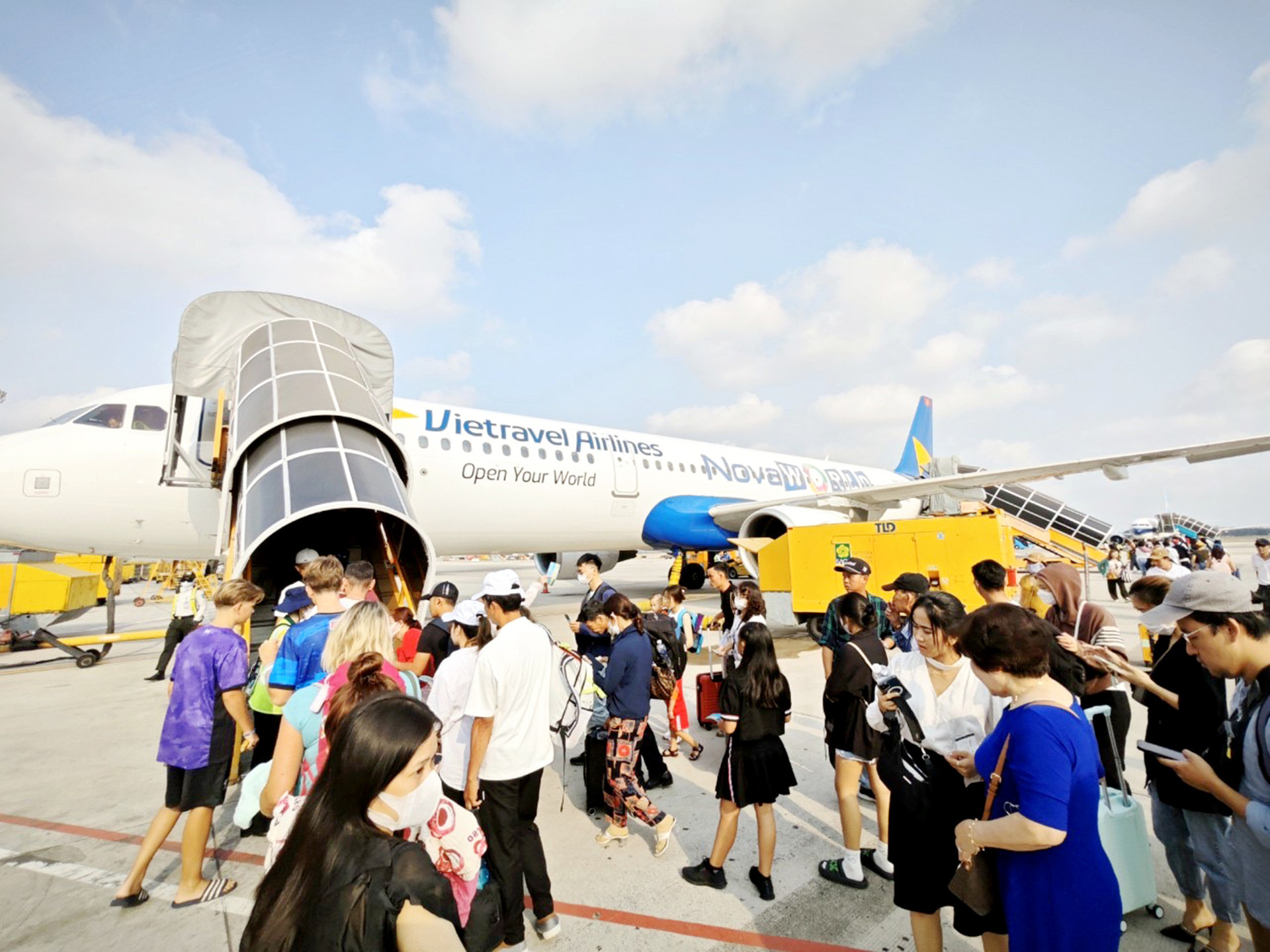 Hành khách đi lại máy bay dịp lễ tăng cao, hàng không vẫn khó giảm giá vé - Ảnh: CÔNG TRUNG