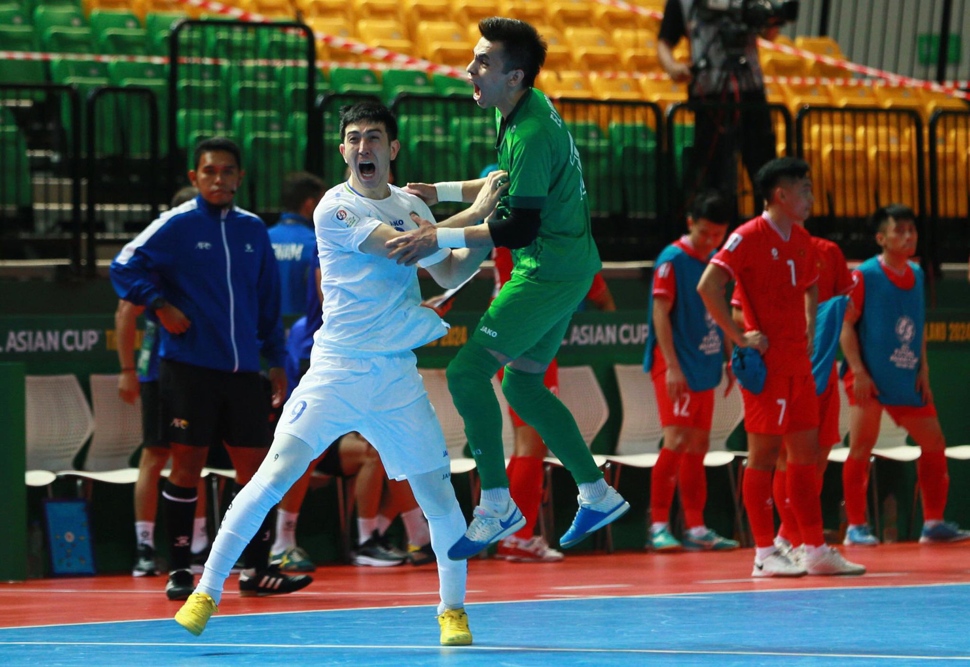 Niềm vui của cầu thủ Uzbekistan khi lội ngược dòng giành chiến thắng trước Việt Nam - Ảnh: ĐỨC AN