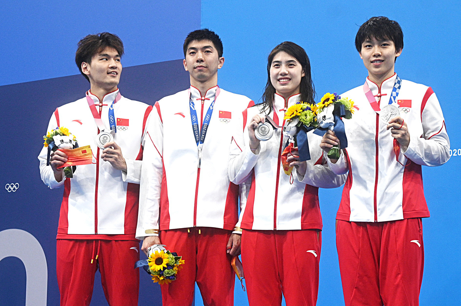 Các kình ngư Trung Quốc giành HCB nội dung 4x100m hỗn hợp tại Olympic Tokyo - Ảnh: AFP