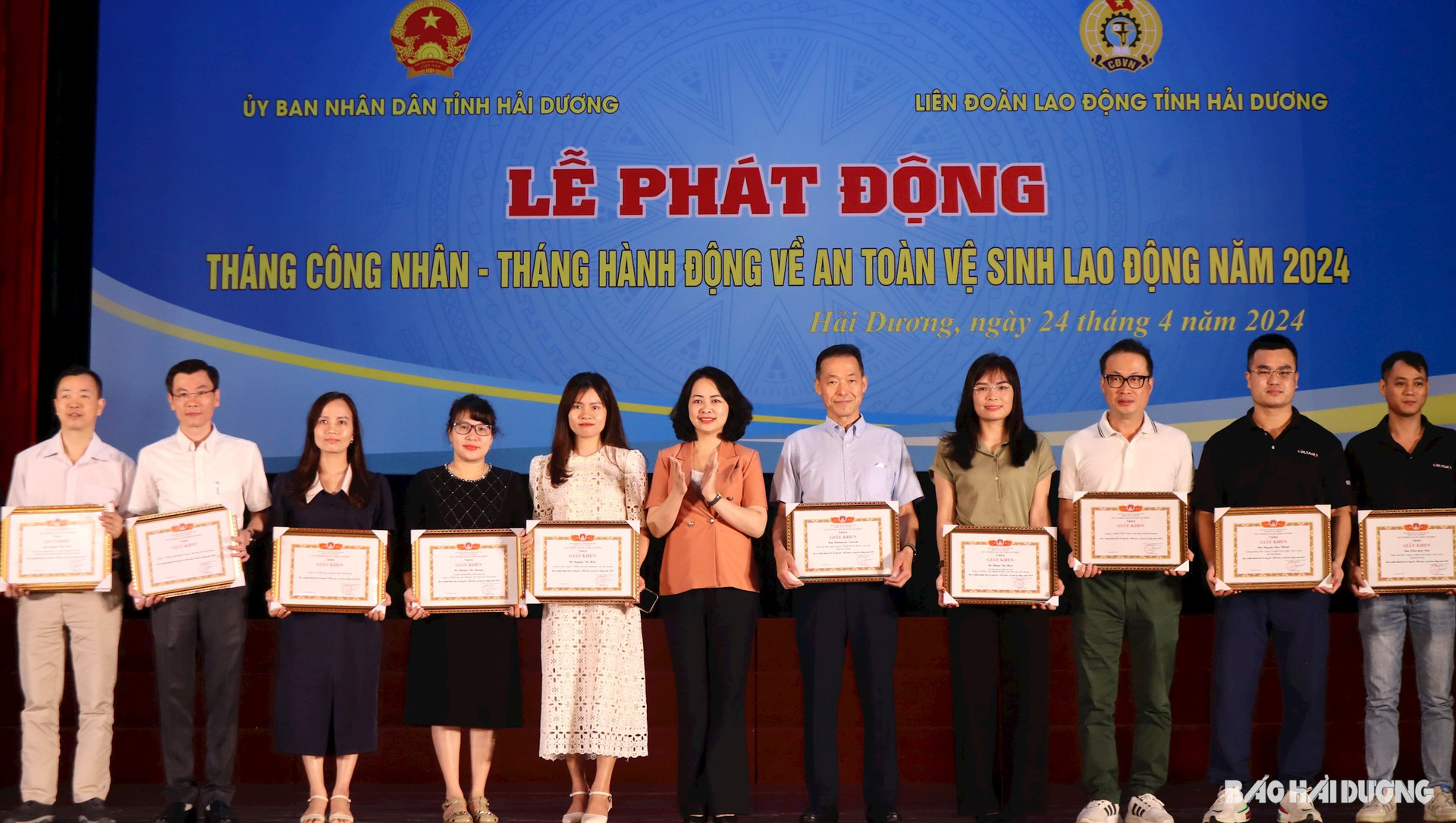 Bà Chu Thị Hạnh, Phó Cục trưởng Cục An toàn lao động (Bộ Lao động, Thương binh và Xã hội) trao giấy khen cho các tập thể, cá nhân có thành tích xuất sắc về công tác an toàn lao động năm 2023