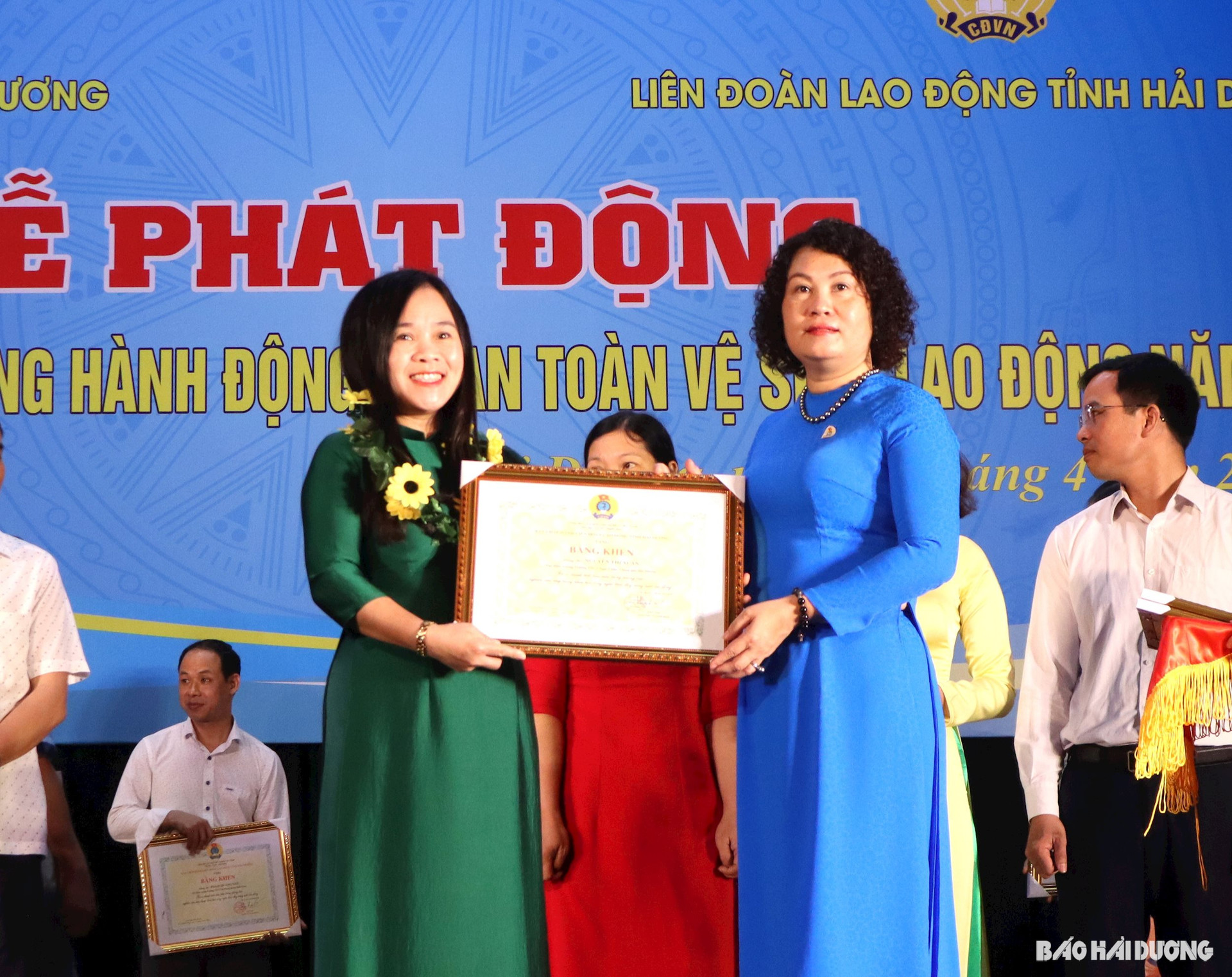 Đồng chí Ngô Thị Thanh Hòa, Chủ tịch Liên đoàn Lao động tỉnh Hải Dương trao giấy khen cho người lao động có thành tích tiêu biểu trong phong trào nghiên cứu, ứng dụng khoa học, công nghệthúc đẩy năng suất lao động