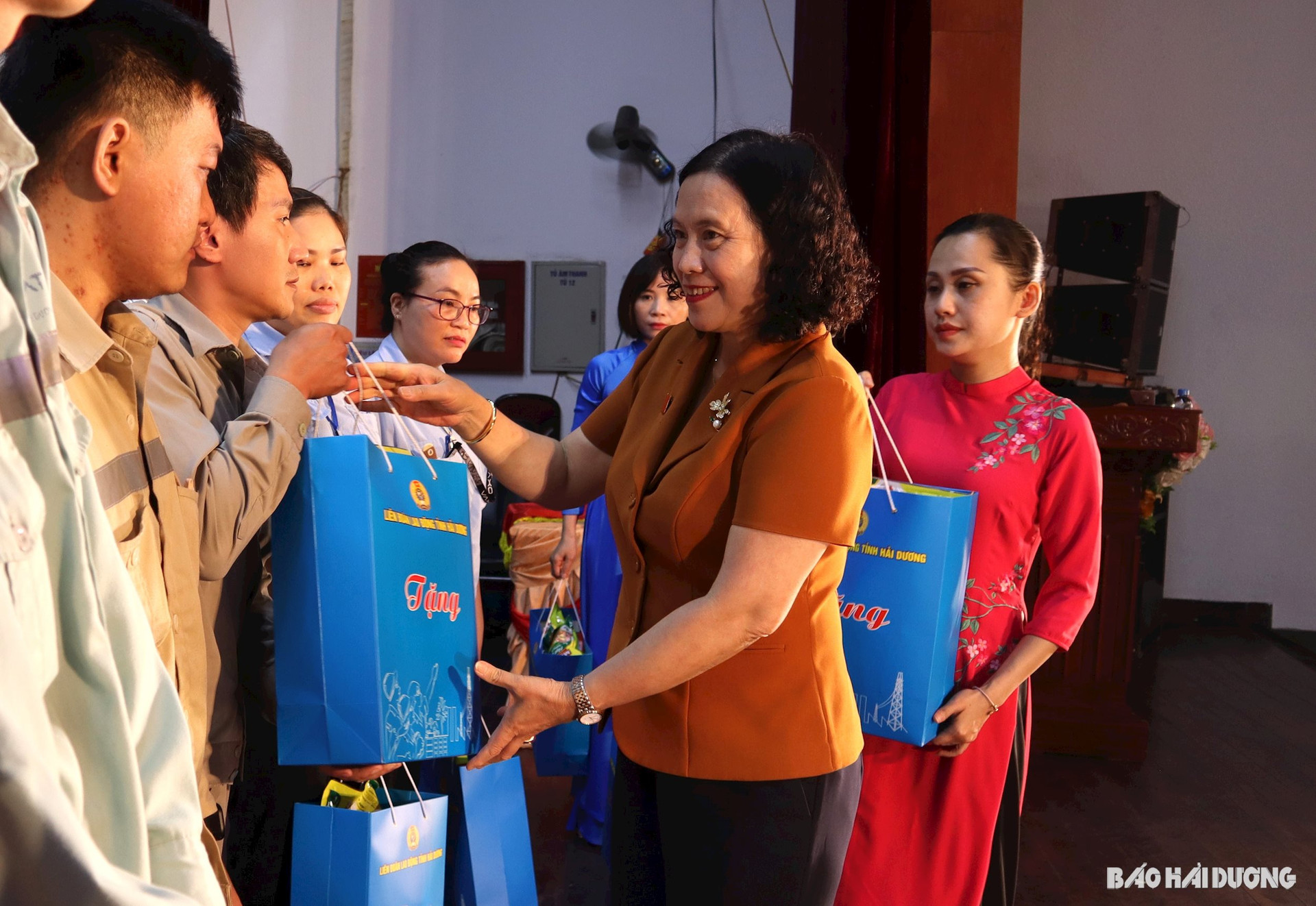 Đồng chí Nguyễn Thị Ngọc Bích, Uỷ viên Ban Thường vụ Tỉnh uỷ, Phó Chủ tịch Thường trực HĐND tỉnh tặng quà cho người lao động khó khăn