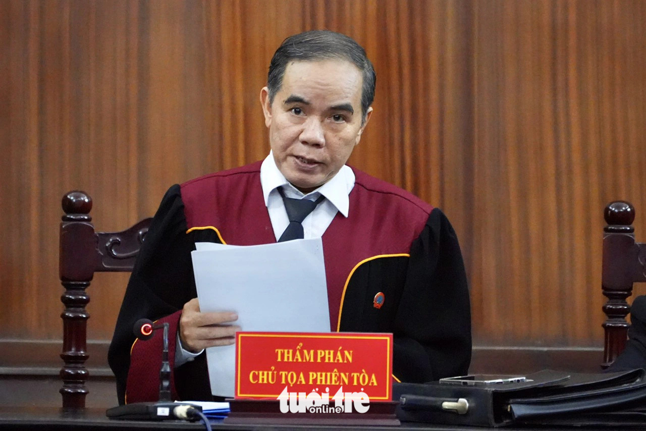 Thẩm phán Huỳnh Văn Trực thay mặt HĐXX tuyên đọc bản án - Ảnh: HỮU HẠNH