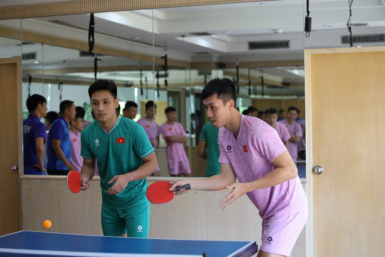 Đội tuyển futsal Việt Nam thư giãn sau khi tập gym vào sáng 25-4 - Ảnh: VFF
