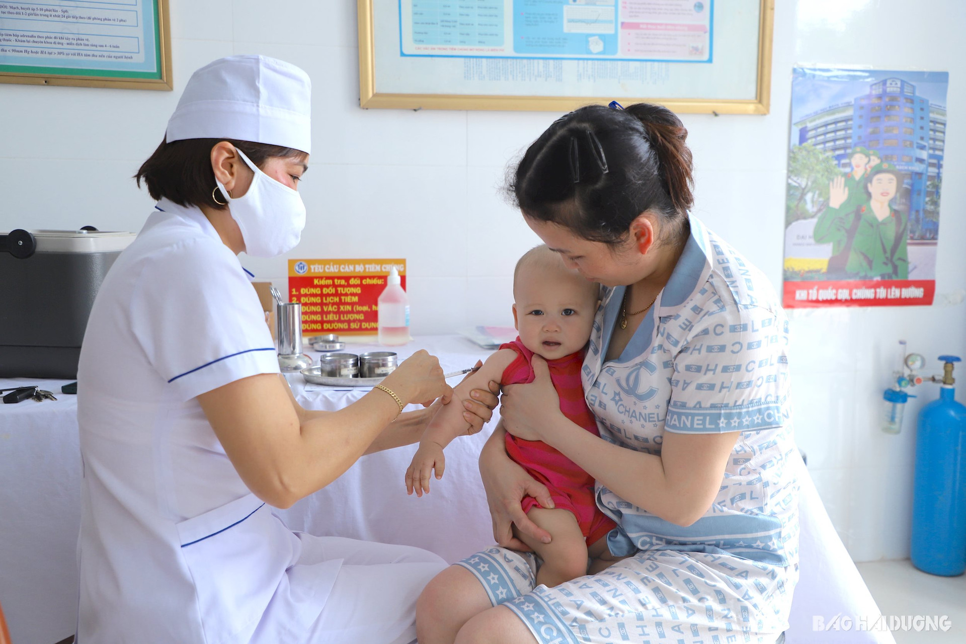 Nhân viên Trạm Y tế xã Toàn Thắng (Gia Lộc) tiêm vaccine phòng bệnh lao trong chương trình tiêm chủng mở rộng cho trẻ em