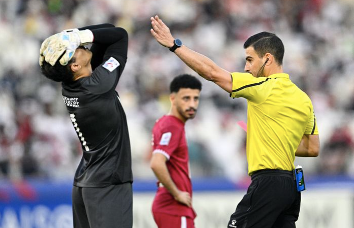 Tấm thẻ đỏ của thủ môn Yousef Abdulrahman Baliadeh khiến U23 Qatar gặp khó khăn trước U23 Nhật Bản - Ảnh: AFC