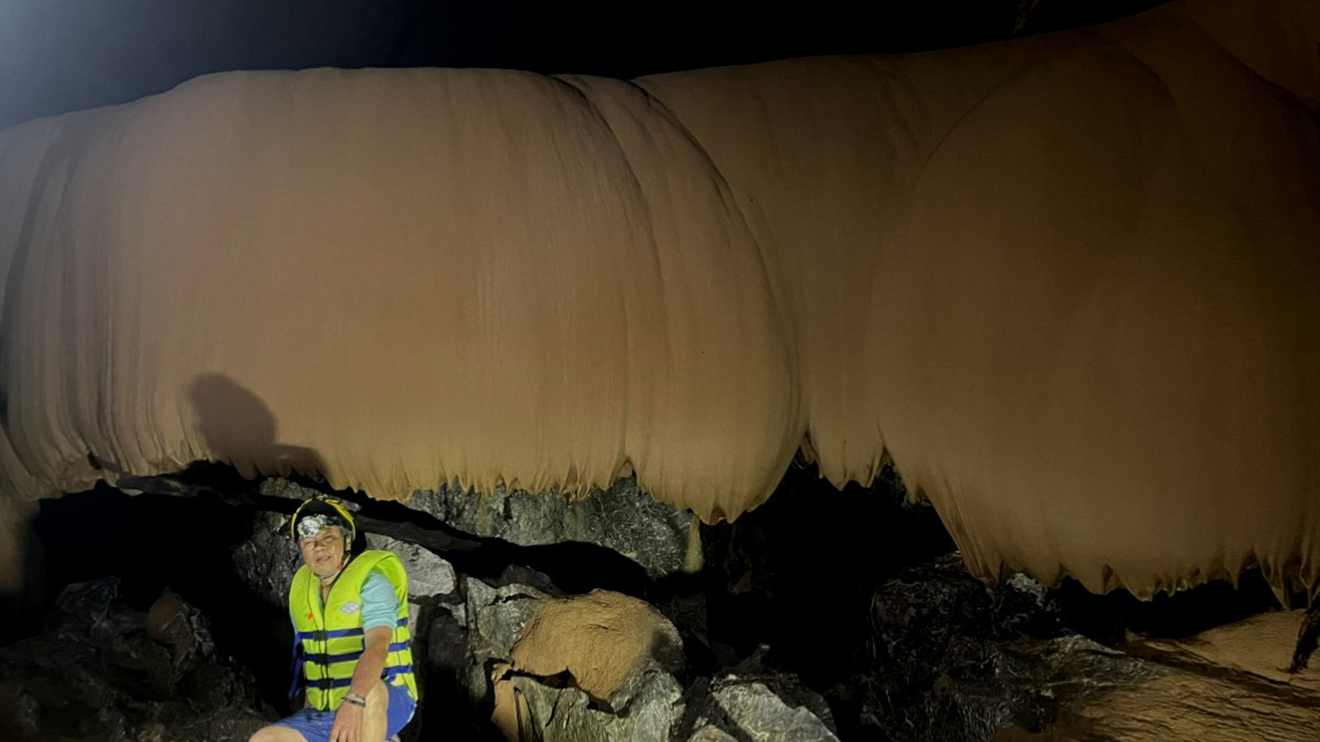 Hệ thạch nhũ đẹp mê hồn bên trong hang Lũ, hang động vừa mới được phát hiện tại xã Trường Sơn - Ảnh: TR.TUẤN