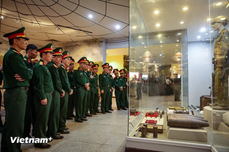 Visitors flock to memorial commemorating Dien Bien Phu victory hinh anh 5