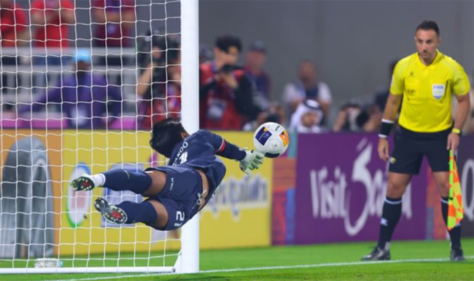 Thủ môn Ernando Ari chơi xuất sắc, giúp Indonesia đánh bại Hàn Quốc ở loạt luân lưu để giành vé vào bán kết. Ảnh: AFC