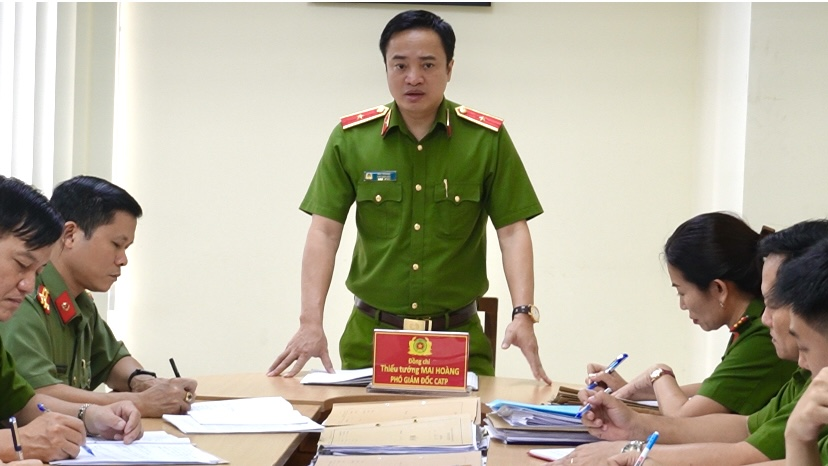 Thiếu tướng Mai Hoàng, phó giám đốc Công an TP.HCM, chỉ đạo phá án - Ảnh: Công an cung cấp