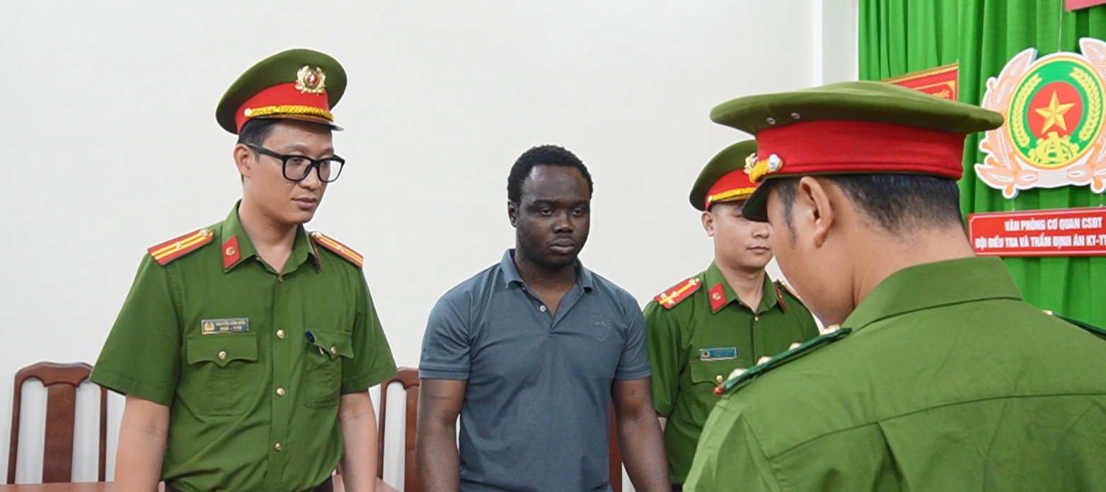 Okoye Christinan Ikechukwy lúc bị bắt - Ảnh: Công an cung cấp