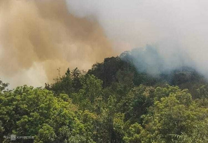 Khói bao trùm khu vực rừng cháy tại Hà Giang. Ảnh: Thuỳ Linh