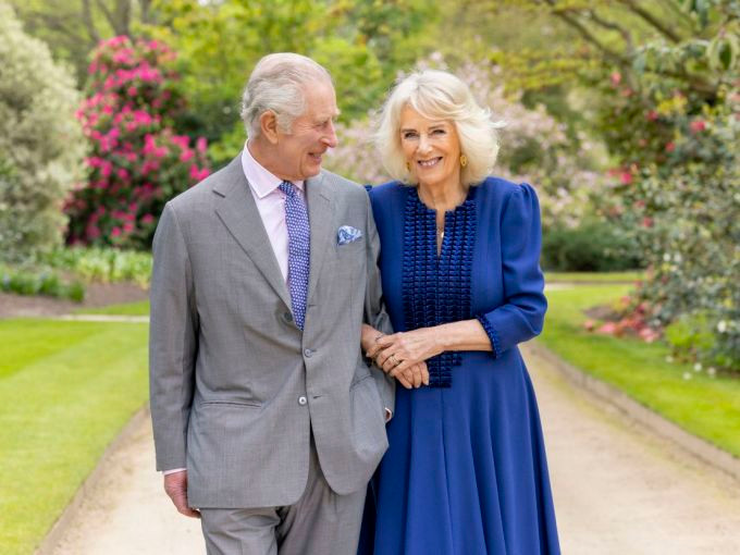 Vua Charles III (trái) và Hoàng hậu Camilla trong khu vườn Điện Buckingham vào ngày 10/4. Ảnh: AP