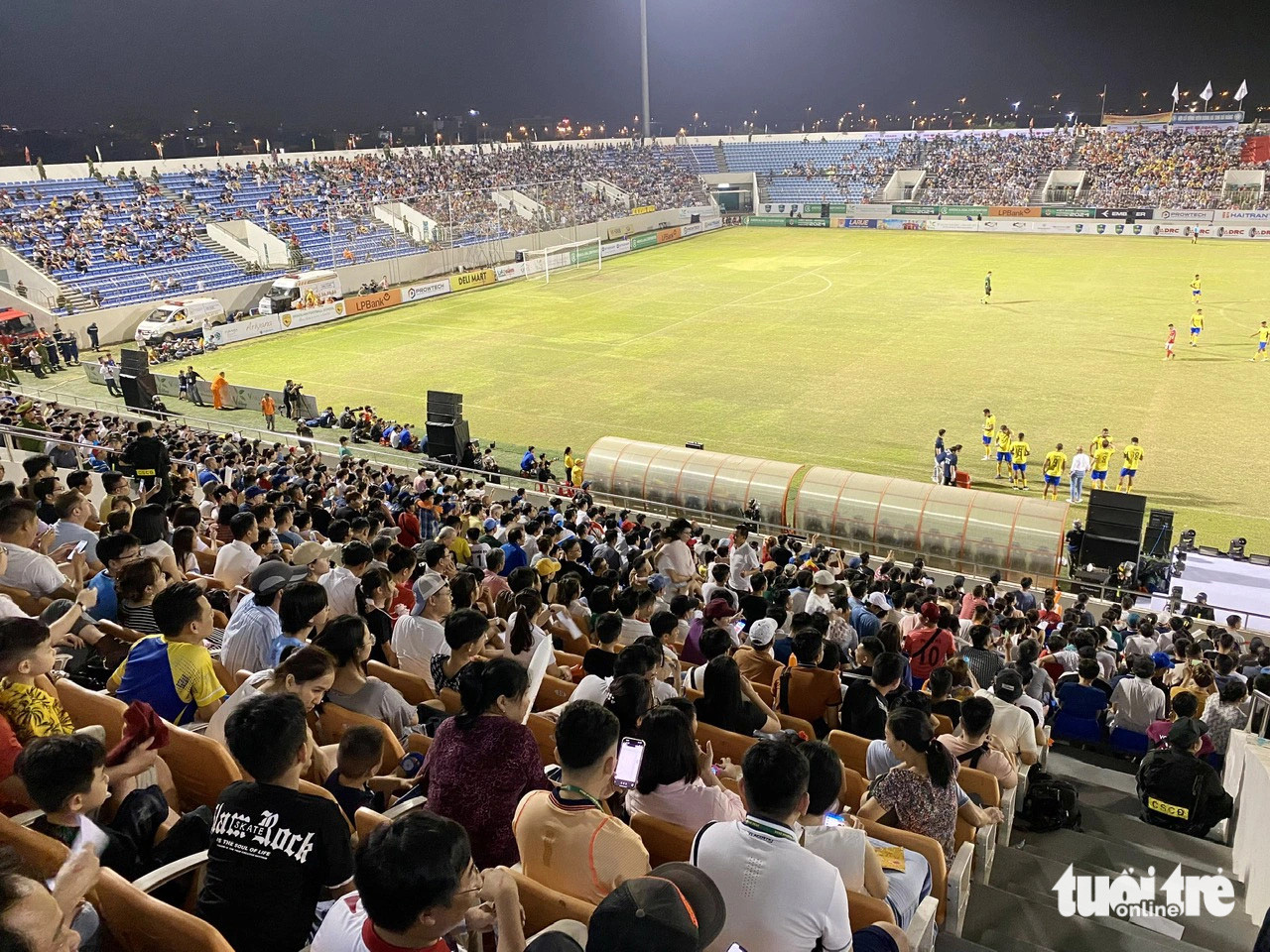 Rất lâu từ khi Đà Nẵng xuống chơi tại giải hạng nhất, sân vận động Hòa Xuân mới lại sống trong không khí lễ hội - Ảnh: TRƯỜNG TRUNG