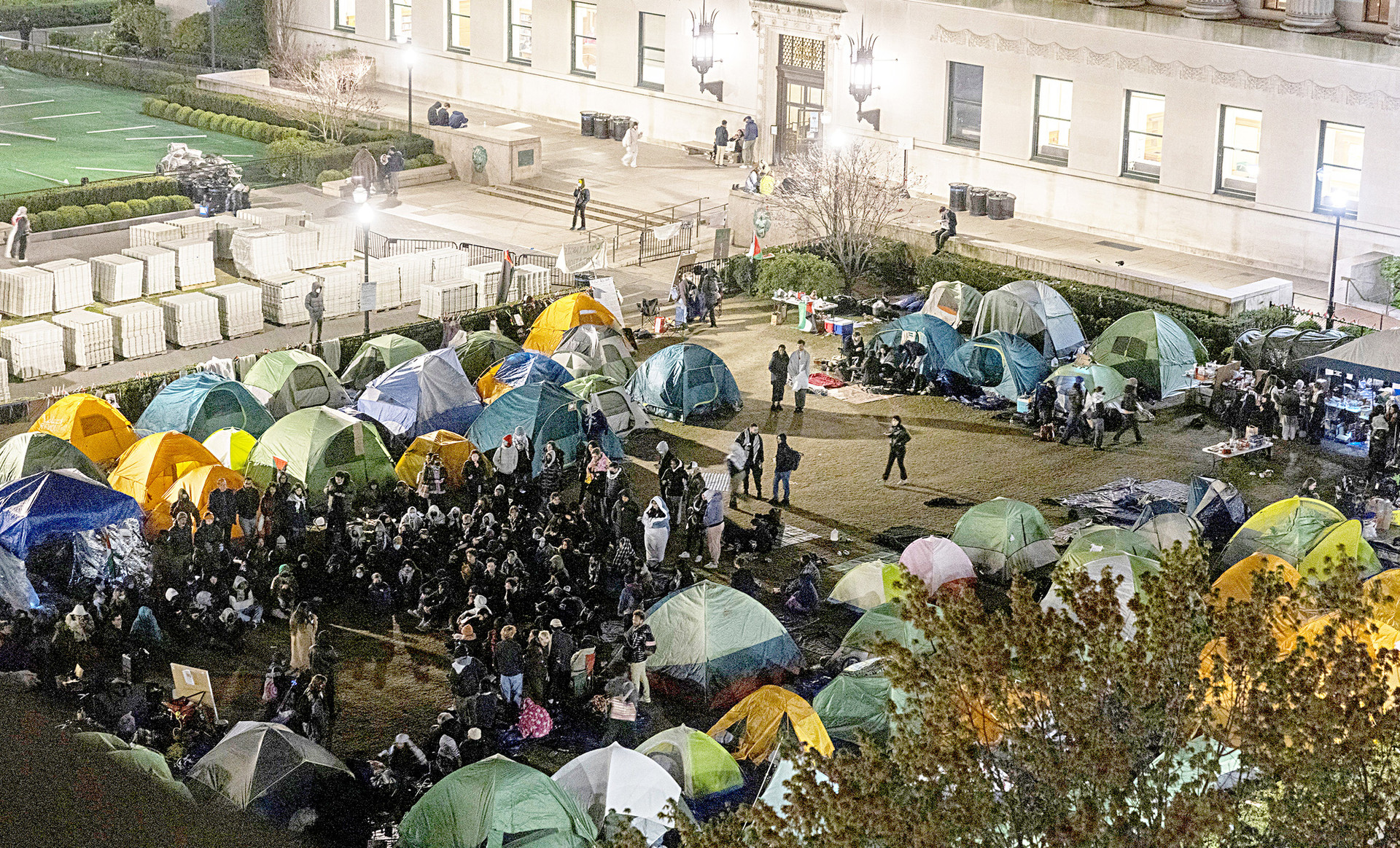 Các sinh viên dựng lều trại trong cuộc biểu tình ủng hộ người Palestine tại khuôn viên Đại học Columbia ở TP New York (Mỹ) hôm 26-4 - Ảnh: Reuters