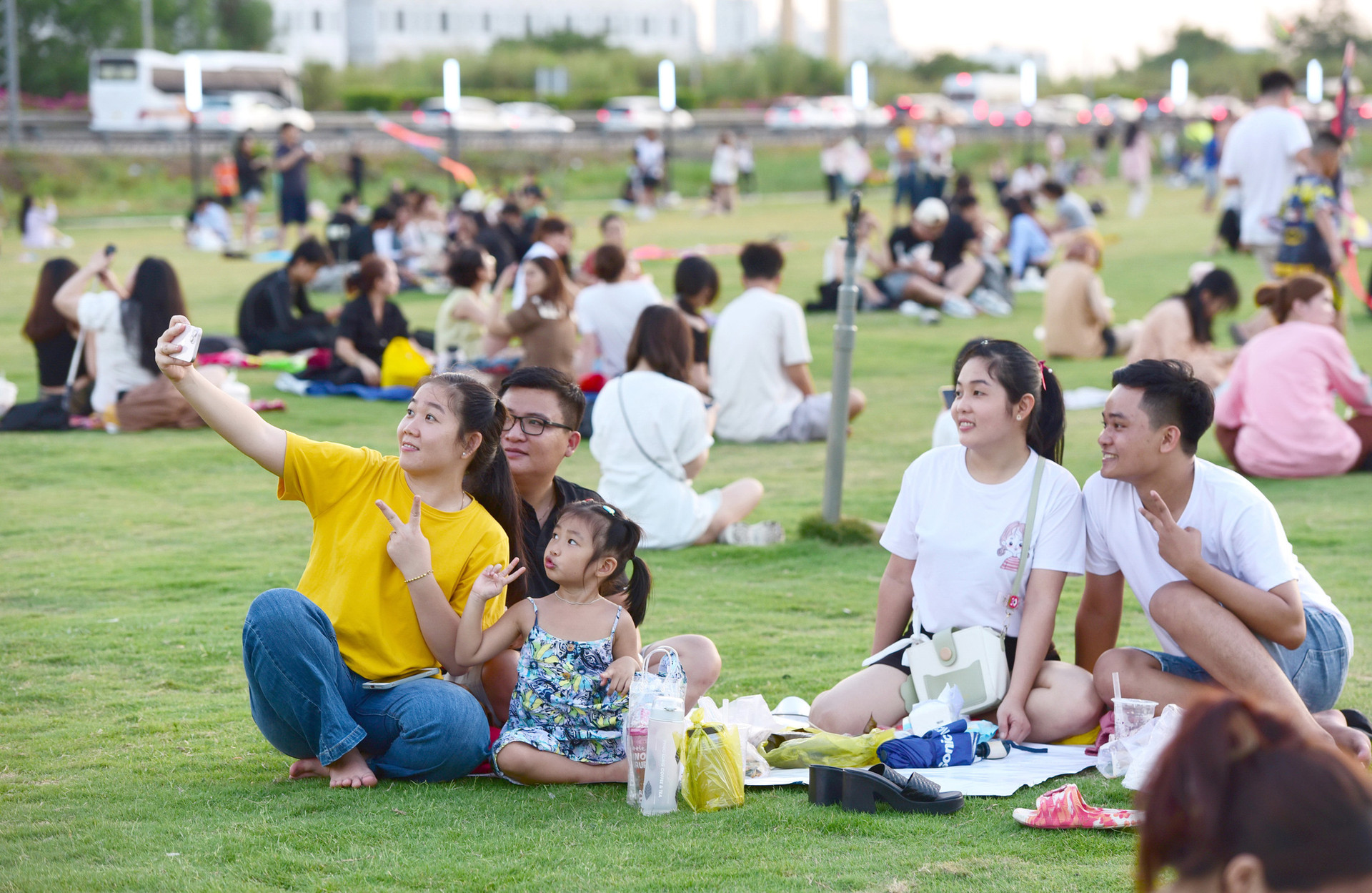 Những gia đình người lao động trẻ vui chơi ở cánh đồng diều nằm trong công viên dự án The Global City trên đường Đỗ Xuân Hợp, TP Thủ Đức, TP.HCM - Ảnh: DUYÊN PHAN