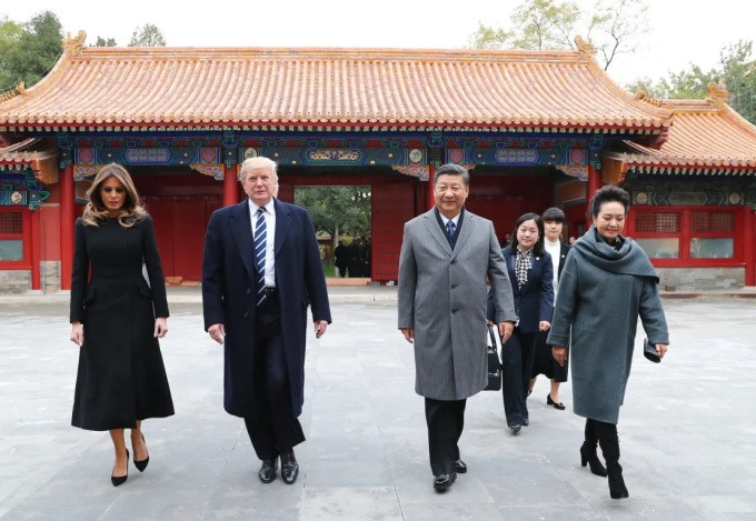 Cựu tổng thống Donald Trump và phu nhân (bên trái) cùng Chủ tịch Tập Cận Bình và phu nhân thăm Tử Cấm Thành hồi tháng 11/2017. Ảnh: Xinhua