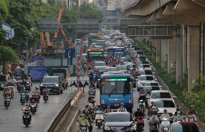Ùn tắc giao thông ở phía tây Hà Nội. Ảnh: Ngọc Thành
