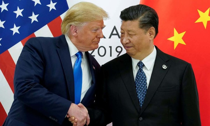 Tổng thống Mỹ Donald Trump (trái) bắt tay Chủ tịch Trung Quốc Tập Cận Bình tại hội nghị G20 ở Osaka, Nhật Bản, hồi tháng 6/2019. Ảnh: Reuters.