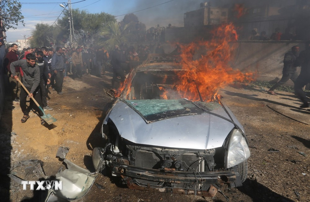 Xe ôtô bốc cháy sau một cuộc không kích của Israel xuống thành phố Rafah, Dải Gaza, ngày 4/2/2024. (Ảnh: THX/TTXVN)