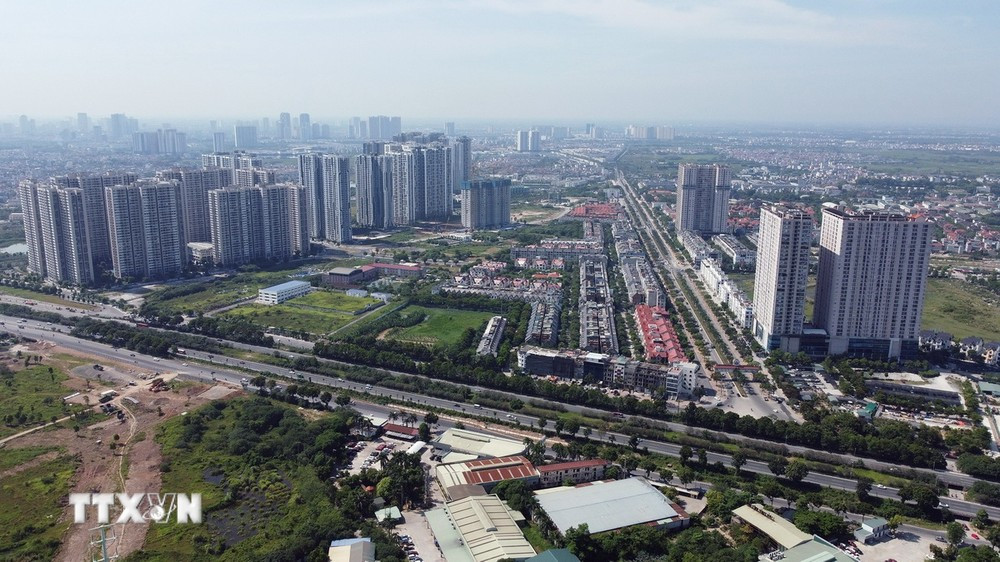 Nhiều khu nhà cao tầng được xây dựng mới dọc theo trục Đại lộ Thăng Long thuộc địa bàn huyện Hoài Đức. (Ảnh: Huy Hùng/TTXVN)
